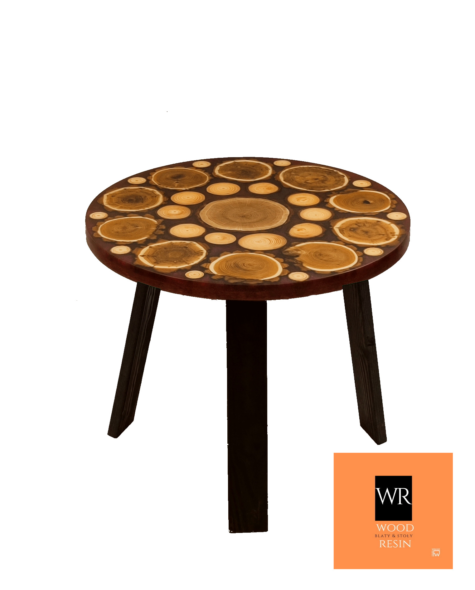 stolik z plastrów drewna i żywicy z kwadratowymi nogami